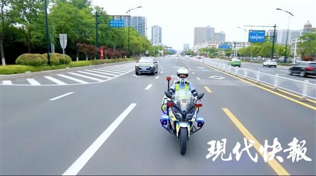 “大家都做安全的小可爱”，盐城女骑警街头喊话爆红网络