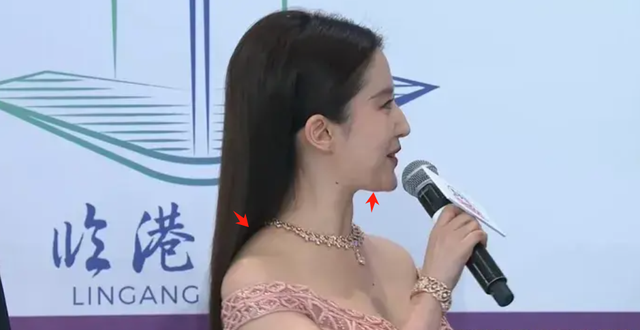 刘亦菲到底算不算中国第一美女？看看她和万茜的合照你就有答案