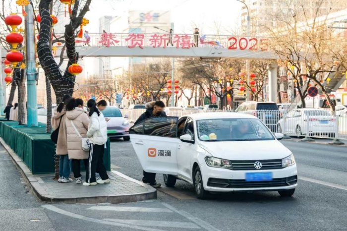 滴滴：春节异地打车涨60% 日均近200万司机师傅坚守服务送回超8500部手机