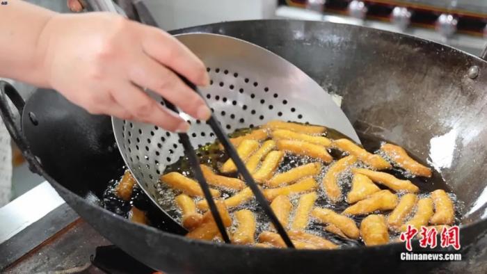 寻味新疆锡伯族春节必备小吃：“馃子额芬”