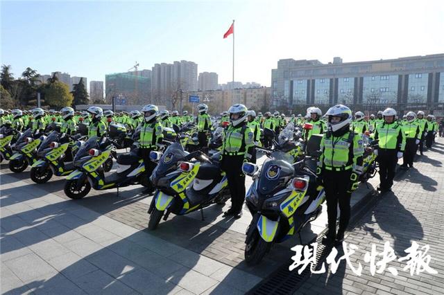 “大家都做安全的小可爱”，盐城女骑警街头喊话爆红网络