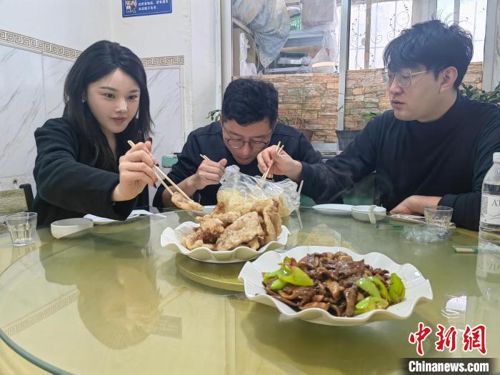 （新春走基层）冰雪热带出新年俗 锅包肉成吉林春节美食销冠