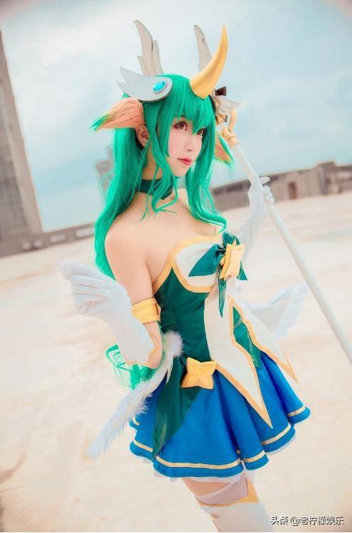 英雄联盟：性感美女cosplay众星之子索拉卡，奶量十足