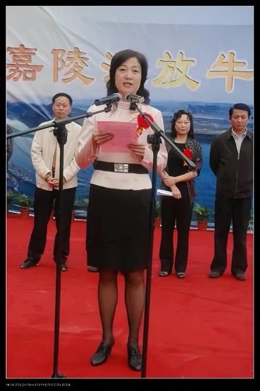 美女县委书记落马记：在欲望侵蚀中放弃底线，高调包养男同事