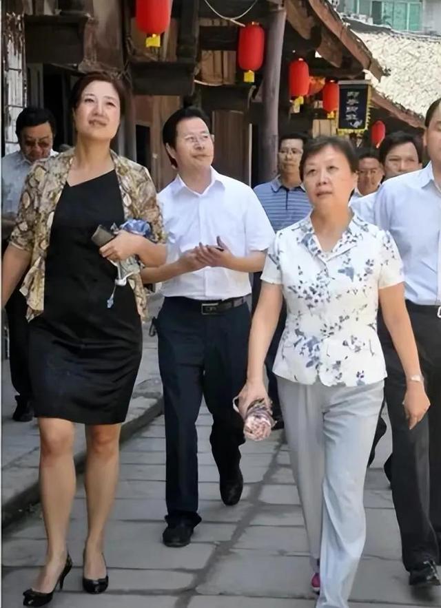 美女县委书记落马记：在欲望侵蚀中放弃底线，高调包养男同事