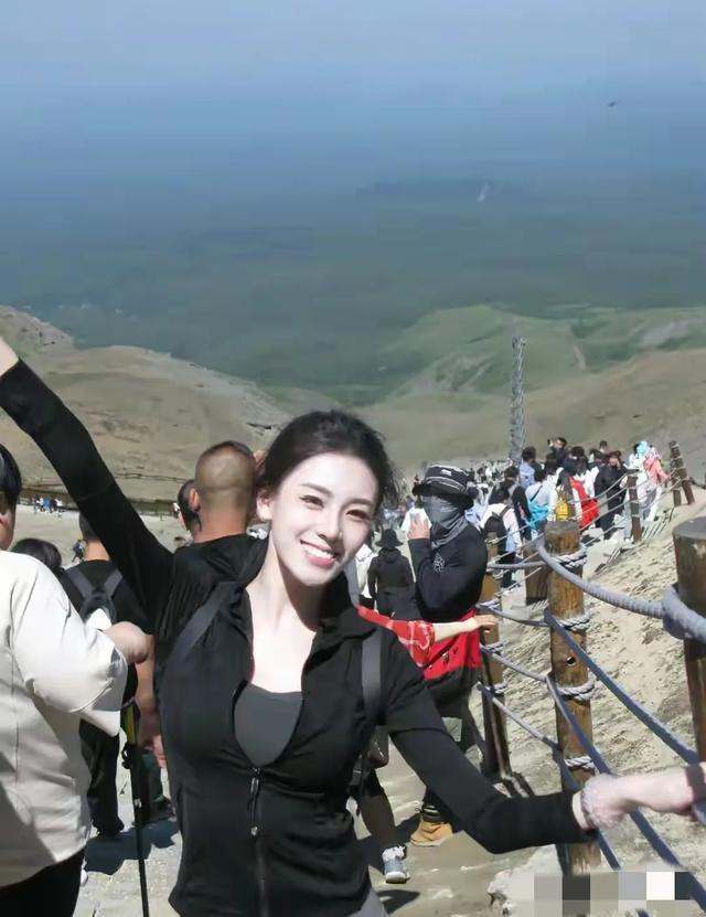 亲近自然的绝美邂逅：绝色美女登山摄影写真带你领略大自然的魅力