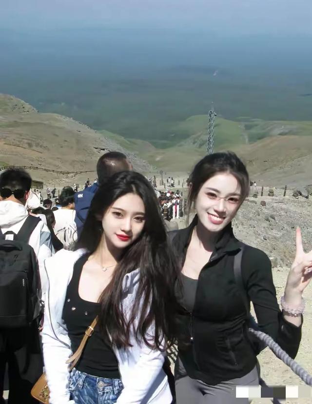 亲近自然的绝美邂逅：绝色美女登山摄影写真带你领略大自然的魅力