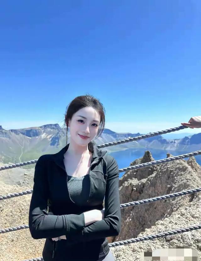 亲近自然的绝美邂逅：绝色美女登山摄影写真带你领略大自然的魅力