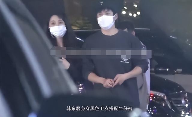 韩东君携美女出行被拍，两人吃饭按摩好惬意，女方身材火辣似嫩模