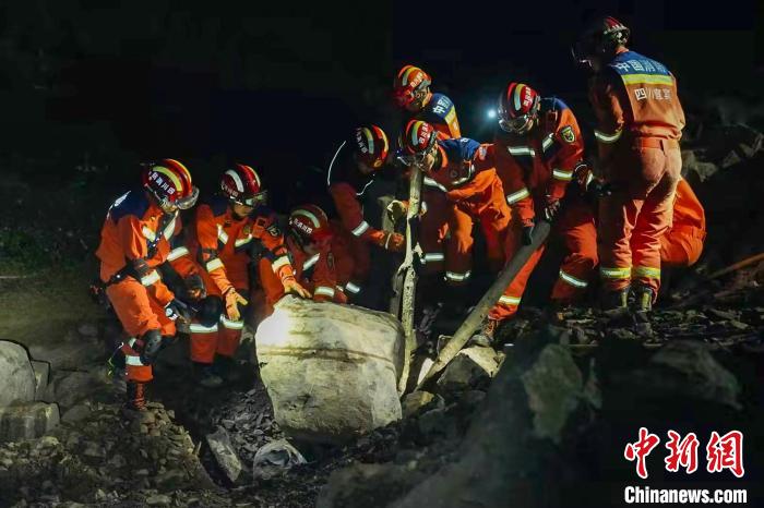 四川筠连县山体滑坡已致29人失联 10户民房被掩埋