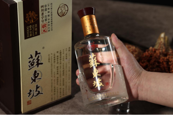 茅台酒厂女员工“脚踩酒曲”照流出，引发网友热议：这谁还想喝？