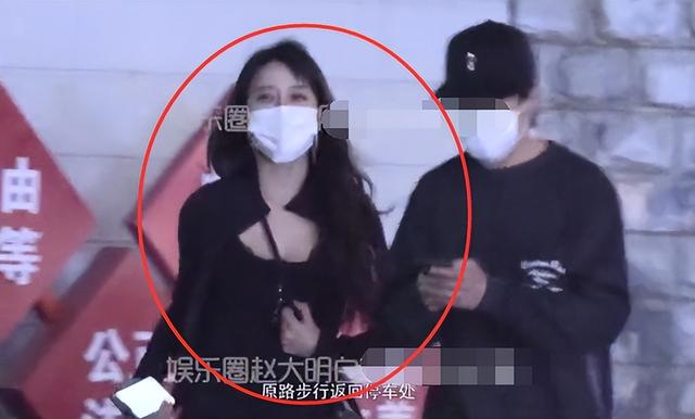 韩东君携美女出行被拍，两人吃饭按摩好惬意，女方身材火辣似嫩模