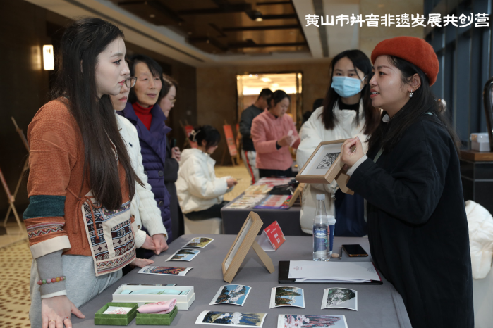 抖音公益“非遗贺新春”市集落地徽州古城，助黄山鱼灯年俗出圈