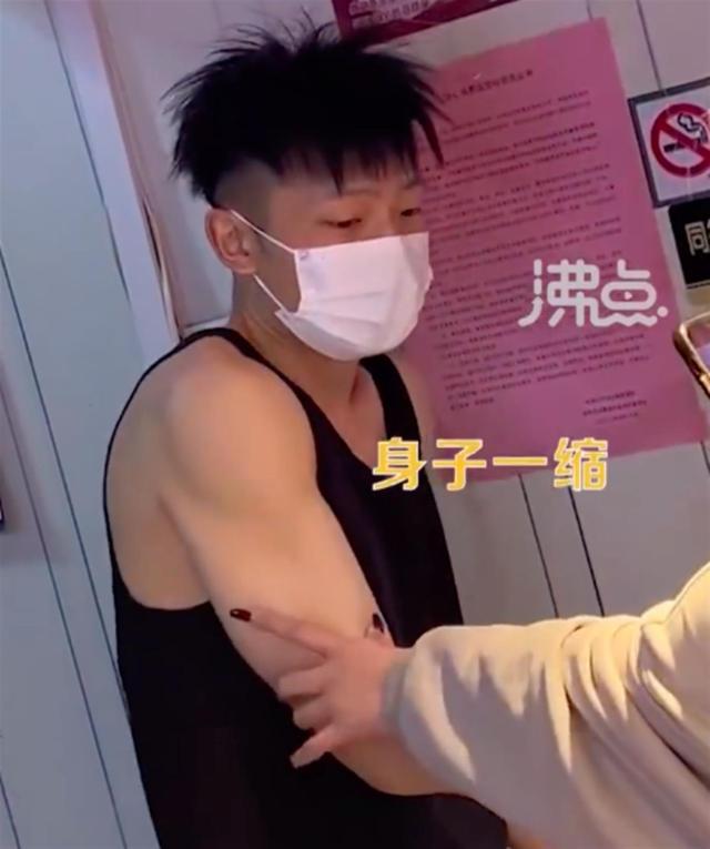 鸭货小哥被女顾客摸肌肉，能摸出尊重他人的道理才好