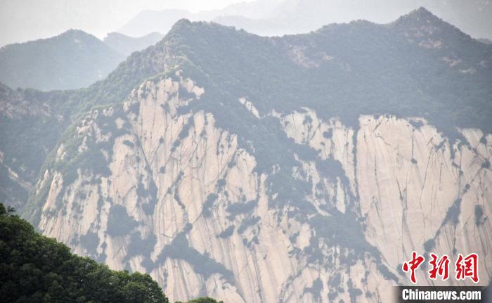 陕西：夜游华山可免费乘坐动集动车 铁旅融合激活旅游消费